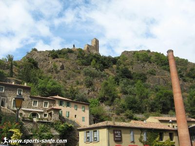 Photo du château Quertinheux depuis le bas du village de Lastours