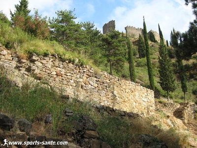 Photo du Château de Cabaret depuis le bas du village castral