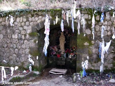 Photo de la fontaine des yeux à Nize dans l'Hérault