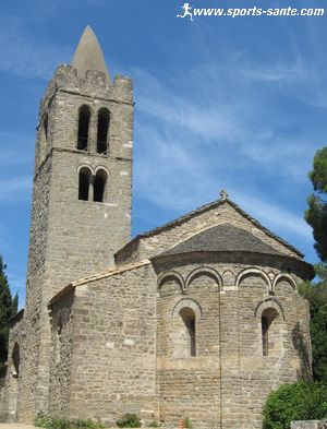 Photo de l'église romane de Pouzols de Minervois dans l'Aude