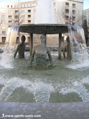 Photo de la fontaine de Thessalie avec ses éphèbes