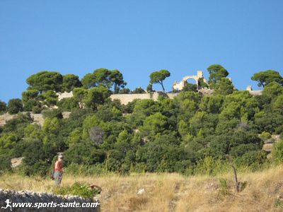 Photo au pied du château fortifié de Montpeyroux