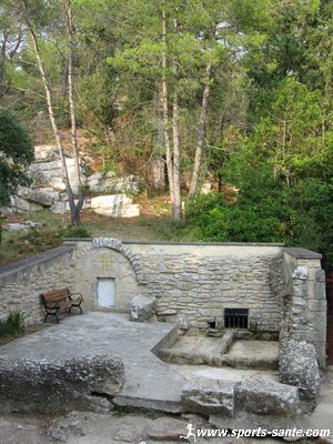 Photo de la fontaine romaine source du Ranquet à Nages dans le Gard