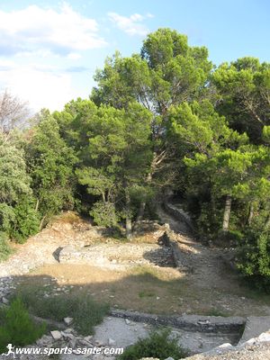 Photo des vestiges de l'habitat sur l'oppidum Roque de Viou à Nages