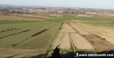 Photo de Montady au bord de l'étang asséché en Languedoc
