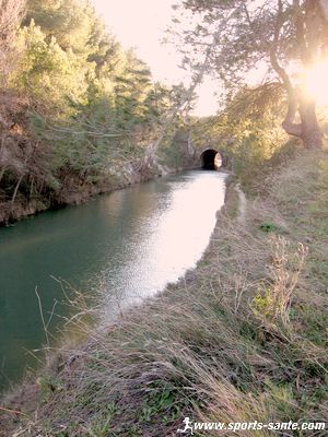 Photo du Canal du Midi à la grotte du Malpas à Nissan Hérault