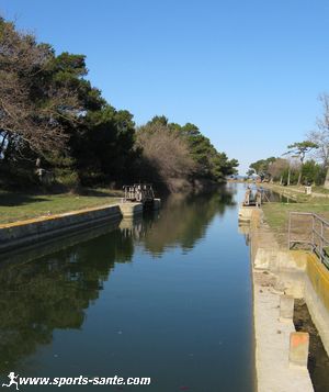 Photo de l'écluse Sainte Lucie sur le canal de La Robine dans l'Aude
