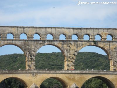 Photo des trois niveaux du Pont du Gard