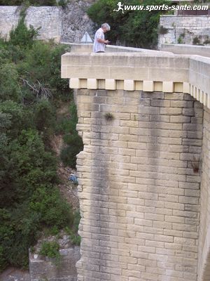 Photo des arêtes des piles du pont Saint-Nicolas sur le Gardon