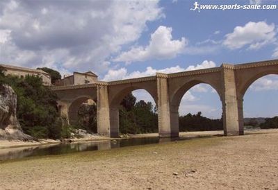 Le Pont et le Prieuré Saint-Nicolas de Campagnac sur le Gardon près de Nîmes