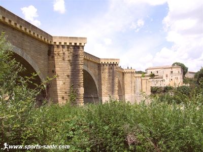 Photo du pont et du Prieuré Saint Nicolas dans le Gard
