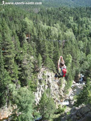 Photo de tyrolienne au dessus de gorges