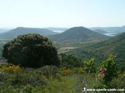 Panorama sur la vallée du Salagou depuis le Puech Hérault