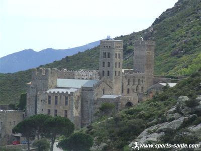 Vue du Monastère fortifié de Sant Pere de Rodes en Catalogne