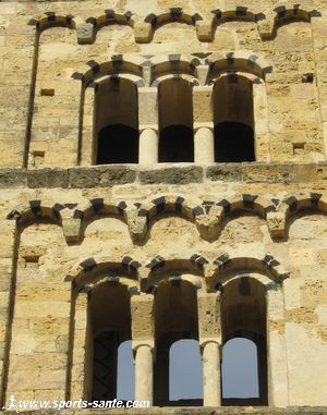 Vue des fenêtres géminées de La Tour de Puissalicon