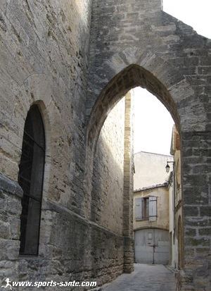 Vue de ruelle de Puissalicon dans l'Hérault