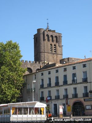 Photo des quais au pied de La cathédrale d'Agde