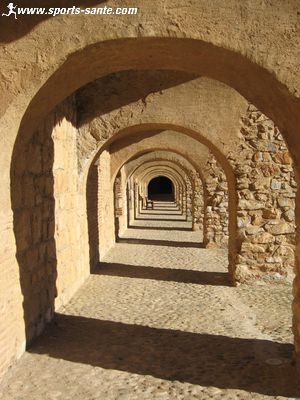 Photo des portiques à arcades au fort de Salses