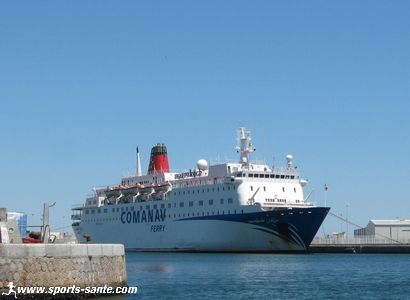 Photo de ferry dans le port de Sète
