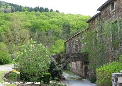 Photo de l'abbaye de Sylvanès en Aveyron côté jardin