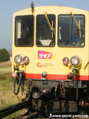 Photo d'une automotrice du train jaune des Pyrénées en gare de Bolquère