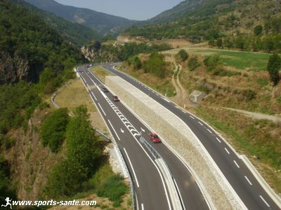 Photo de la route qui serpente vers Mont-Louis et Font Romeu