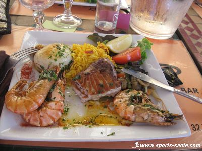 Plat de poissons et de Gambas à la Nomada de Valras