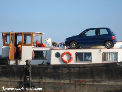 Photo d'une péniche sur la Canal du Rhône à Sète