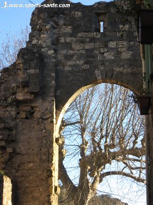 Photo de la haute porte fortifiée à Villemagne l'Argentière