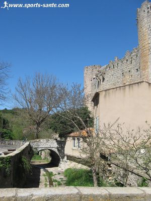 Photo du château et du pont-vieux à Villerouge-Termenès dans l'Aude 