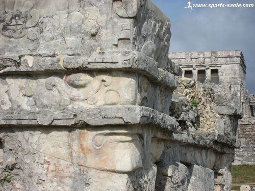 Détail de sculpture peinte en rouge à Tulum
