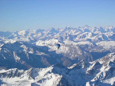 Image de montgolfière au dessus des Alpes