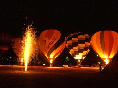 Image de montgolfières de nuit