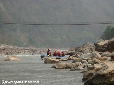 Image de rafting sous un pont suspendu au Népal