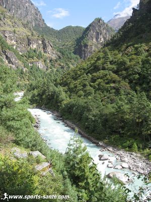 Photo de la rivière Dudh Kosi au Népal