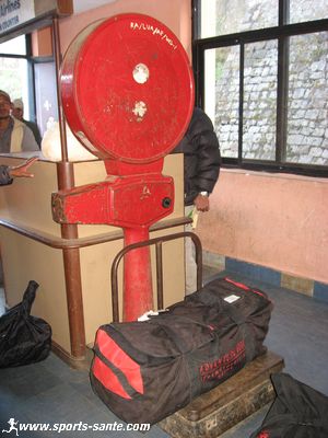 Photo de pesée de bagages à Lukla