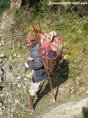 Photo de porteurs de viande au Népal