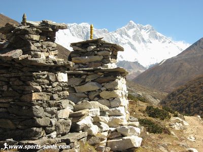 Photo de monuments religieux devant la chaîne himalayienne de l'Everest