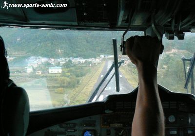 Atterrissage sur la piste de l'aéroport Tenzing Hillary