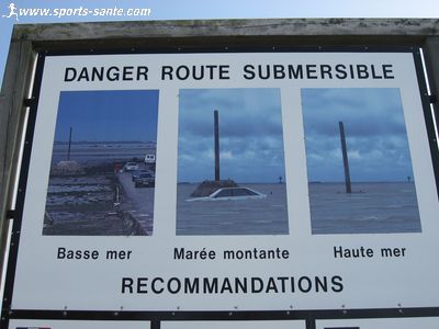 Photo du panneau de danger sur le passage du Gois