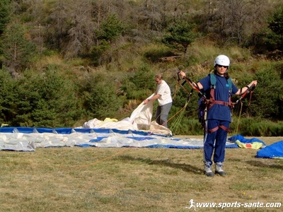 Photo de préparation au décollage en parapente