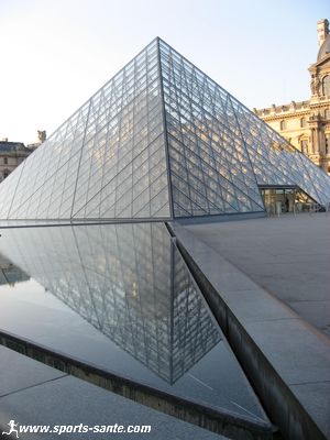 Photo de la pyramide du Louvre