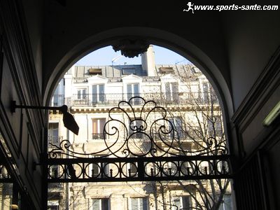 Photo de la grille à la sortie du passage Lemoine