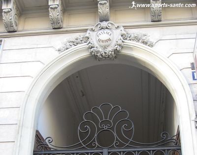 Image du cartouche floral au dessus du porche du passage Lemoine