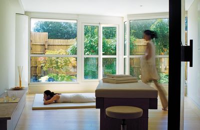 Photo de cabine de spa luxe avec tapis de shiatsu