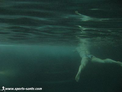 Photo sous marine de nageuse