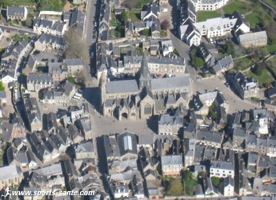 Photo aérienne de la collégiale st Aubin à Guérande