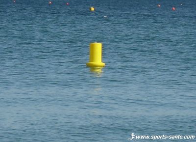Photo de bouée jaune cylindrique en mer