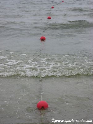 Photo de bouées de zone de baignade
