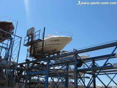 Photo bateau sur sa rampe de levage automatisée